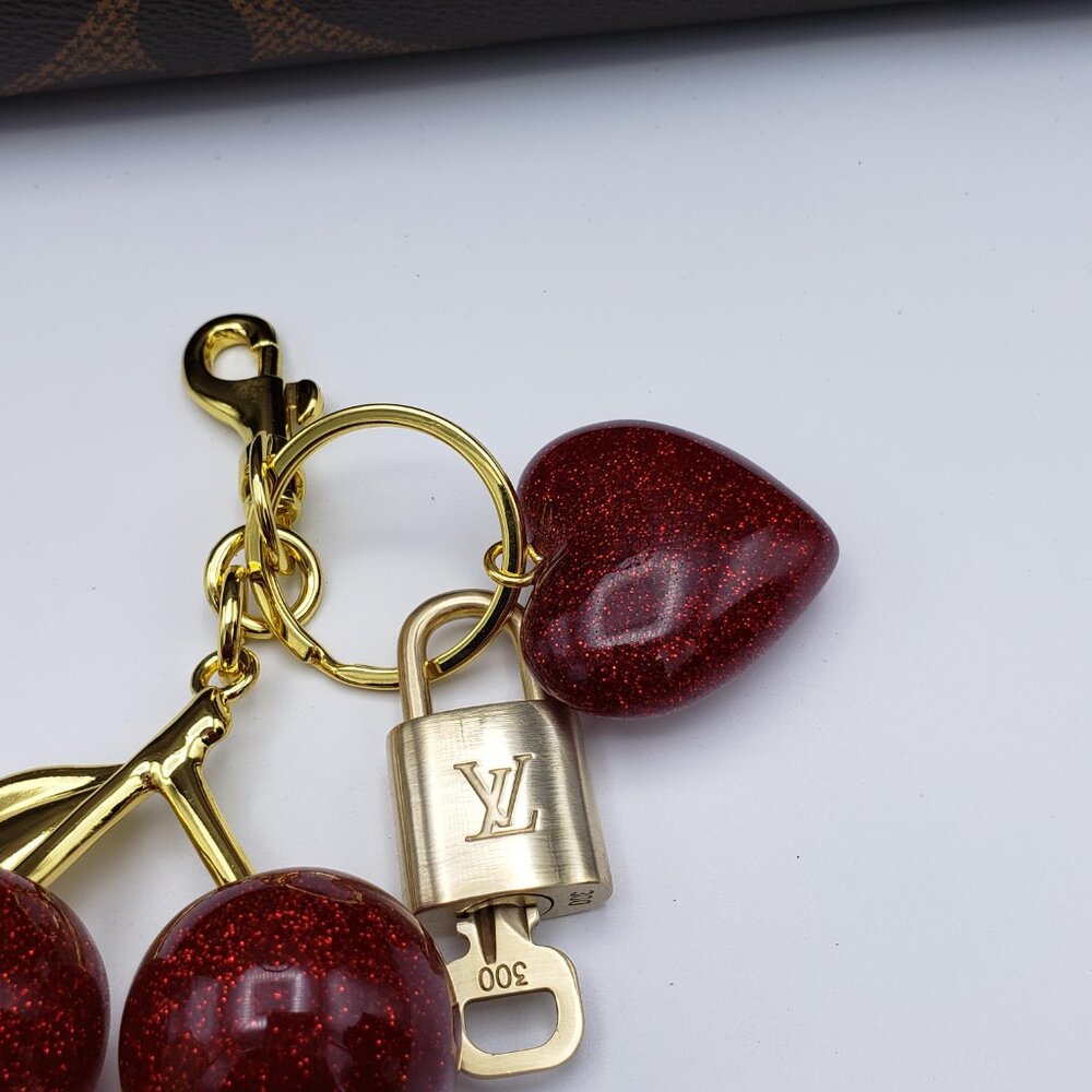 Louis Vuitton Gold Lock 🔒 Authentic LV Key + Unbranded Apple/Heart Bag Charm - Picture 5 of 10